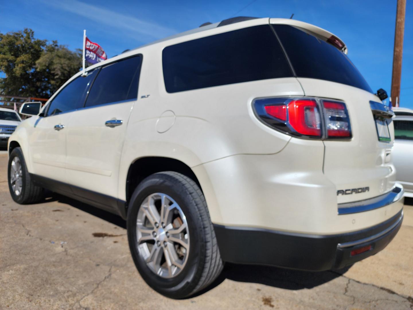 2014 DIAMOND WHITE /CAPPUCCINO GMC Acadia SLT (1GKKRRKD0EJ) , AUTO transmission, located at 2660 S.Garland Avenue, Garland, TX, 75041, (469) 298-3118, 32.885551, -96.655602 - Photo#5